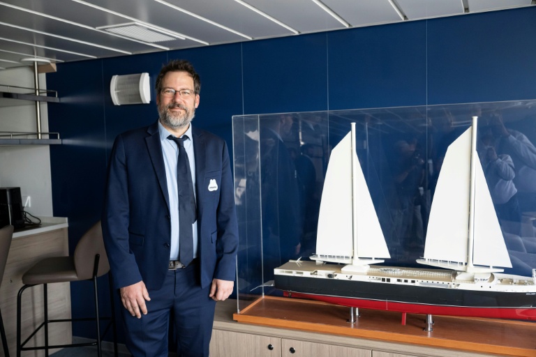 Le président de Neoline, Jean Zanuttini, à côté d'une maquette du Neoliner Origin, premier cargo à voile de nouvelle génération, au port de Marseille le 6 octobre 2025