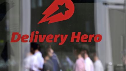 Le logo de l'entreprise allemande de livraison de repas Delivery Hero à Berlin, le 16 juillet 2026