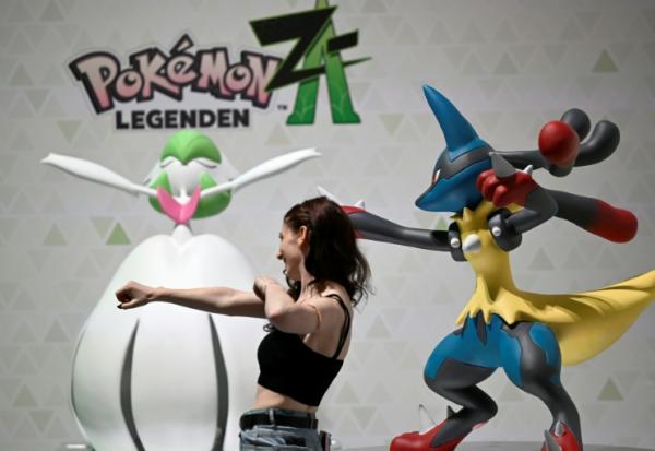 Une visiteuse du salon des jeux vidéo Gamescom  devant des figurines du jeu "Légendes Pokémon: Z-A" de Nintendo le 19 août 2025 à Cologne, en Allemagne