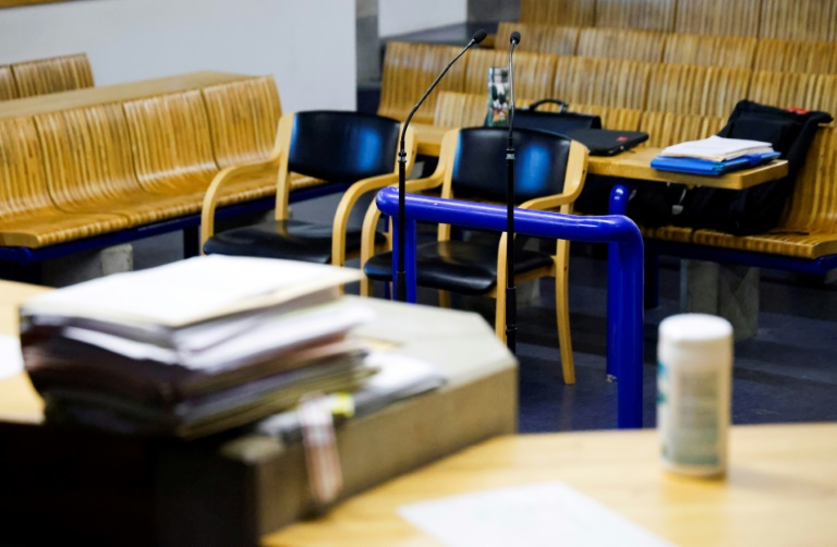 Une barre et un micro dans une salle d'audience du palais de justice de Bobigny, le 15 janvier 2024 en Seine-Saint-Denis