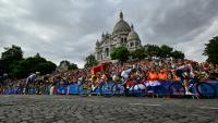 Le peloton passe devant la basilique du Sacré-Coeur à Montmartre lors de la course en ligne hommes des Jeux olympiques de Paris, le 3 août 2024
