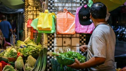 Des sacs en plastique sur un marché de Keelung, à Taïwan, le 9 juin 2026
