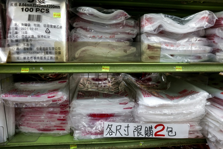 Un magasin de détail de Keelung, où les achats de paquets de sacs plastique sont limités à deux par client, le 9 juin 2026