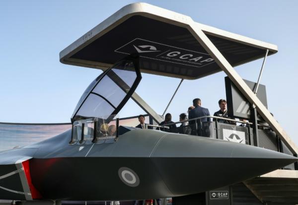 Maquette du futur avion de combat du programme atalo-britannico-japonais GCAP présenté au salon de Farnborough, près de Londres, le 21 juillet 2026