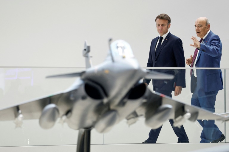 Le PDG de Dassault Aviation Eric Trappier présente au président Emmanuel Macron un modèle de Rafale au salon du Bourget près de Paris, le 20 juin 2025
