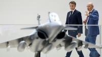 Le PDG de Dassault Aviation Eric Trappier présente au président Emmanuel Macron un modèle de Rafale au salon du Bourget près de Paris, le 20 juin 2025 