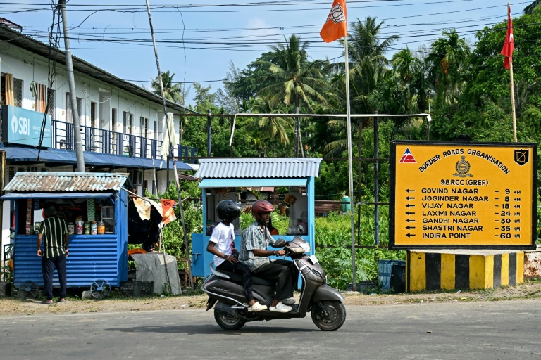 Des habitants dans une rue de Campbell Bay sur l'île de Grande Nicobar, dans l'archipel indien des Andaman-et-Nicobar, le 28 mars 2026 