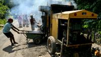 Des ouvriers attelés à la construction d'une route traversant des terres forestières dans le cadre d'un projet de grands travaux, le 26 mars 2026 près de Campbell Bay, sur l'île de Grande Nicobar, dans l'archipel indien des Andaman-et-Nicobar 