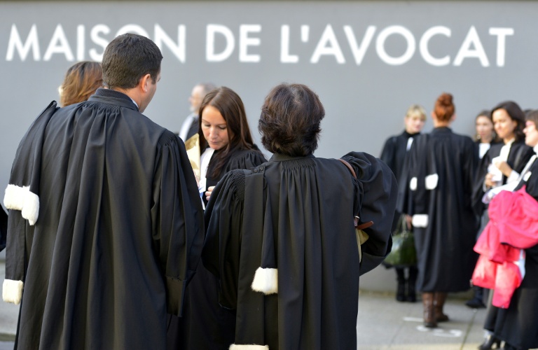 Des robes noires rassemblées pour une manifestation devant la Maison de l'avocat à Nantes, le 21 novembre 2014