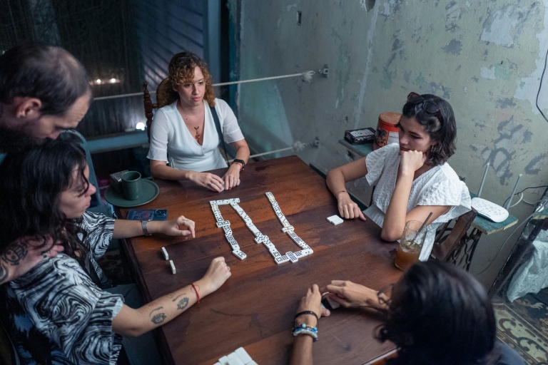 Des jeunes jouent aux dominos dans le bar El Bejuco, à La Havane le 26 septembre 2026