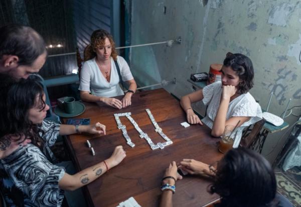Des jeunes jouent aux dominos dans le bar El Bejuco, à La Havane le 26 septembre 2026