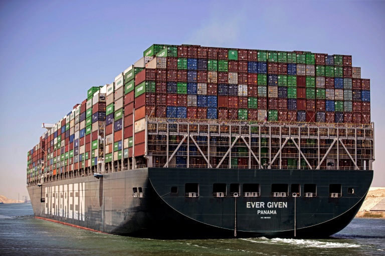 Le porte-conteneurs Ever Given, battant pavillon panaméen, naviguant sur le canal de Suez, en Égypte, le 7 juillet 2021