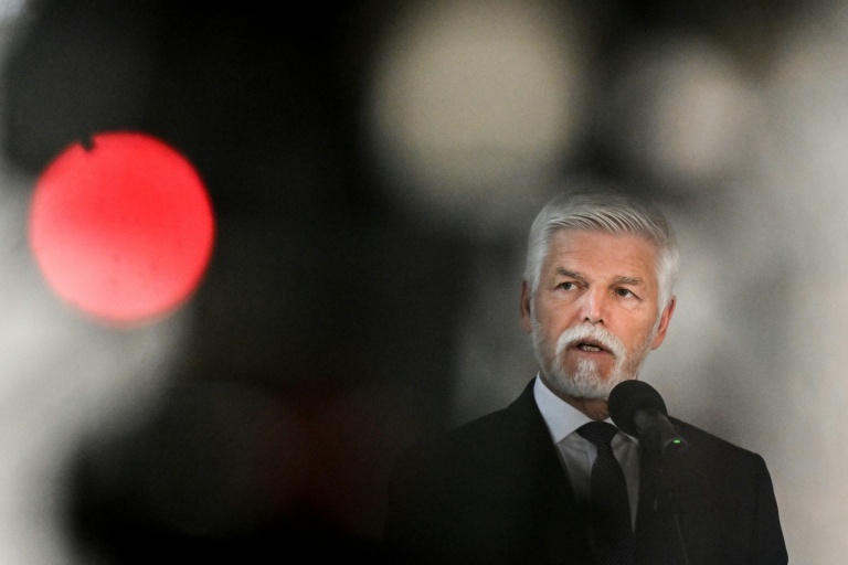 Le président tchèque Petr Pavel répond aux médias après avoir eu des entretiens avec les chefs de partis élus après les législatives, le 5 octobre 2025 à Prague