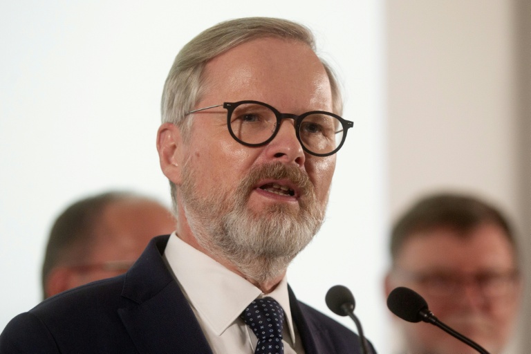 Petr Fiala, Premier ministre tchèque et chef de la coalition du Parti civique (ODS) et d'Ensemble (SPOLU), fait une déclaration au siège de la coalition à Prague, le 4 octobre 2025, après les élections législatives