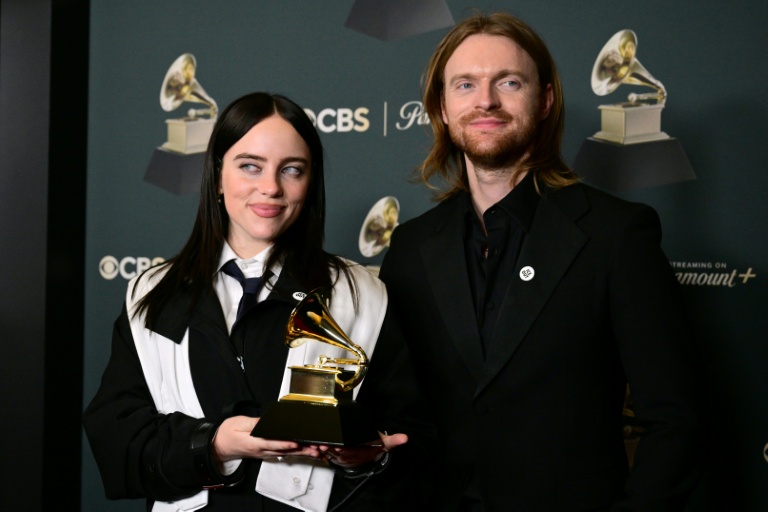 La chanteuse Billie Eilish à gauche et son frère Finneas O'Connell lors de la 68e édition des Grammy Awards à Los Angeles, le 1er février 2026