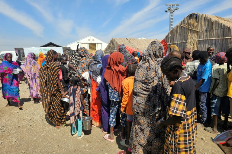 Des personnes déplacées attendent pour recevoir de l'aide, dans un camp de réfugiés à Gedaref, au Soudan, le 6 février 2026