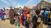 Des personnes déplacées attendent pour recevoir de l'aide, dans un camp de réfugiés à Gedaref, au Soudan, le 6 février 2026