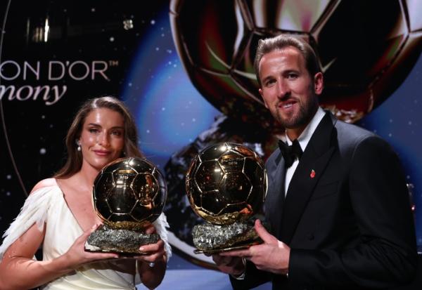 Alexia Putellas et Harry Kane posent avec leurs Ballons d'or lundi soir à Londres.