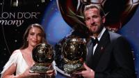Alexia Putellas et Harry Kane posent avec leurs Ballons d'or lundi soir à Londres.