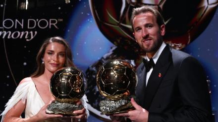 Alexia Putellas et Harry Kane posent avec leurs Ballons d'or lundi soir à Londres.