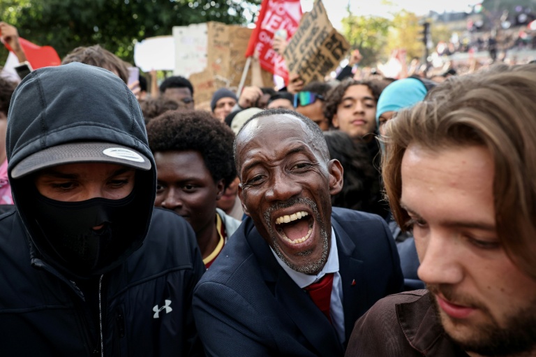 Le maire LFI de Saint-Denis, Bally Bagayoko, acclamé à son arrivée place de la Bastille pour le début d'une manifestation des lycéens, le 8 octobre 2026 à Paris
