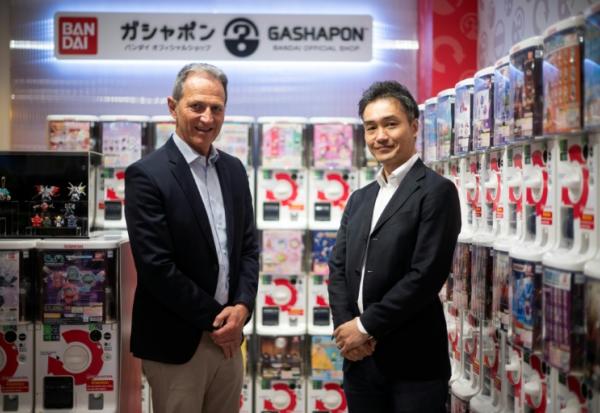 Le patron de l'enseigne française de jouets King, Philippe Gueydon (à gauche) et son homologue de Bandai Europe, Koji Iwata, dans la première boutique français dédiée aux jouets "encapsulés" dans des balles en plastique, vendus dans des machines, à Paris, le 2 avril 2026