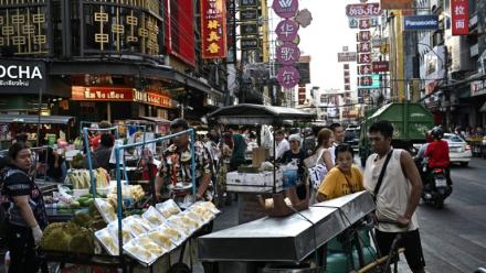 Des vendeurs ambulants, le 29 avril 2026 à Bangkok 