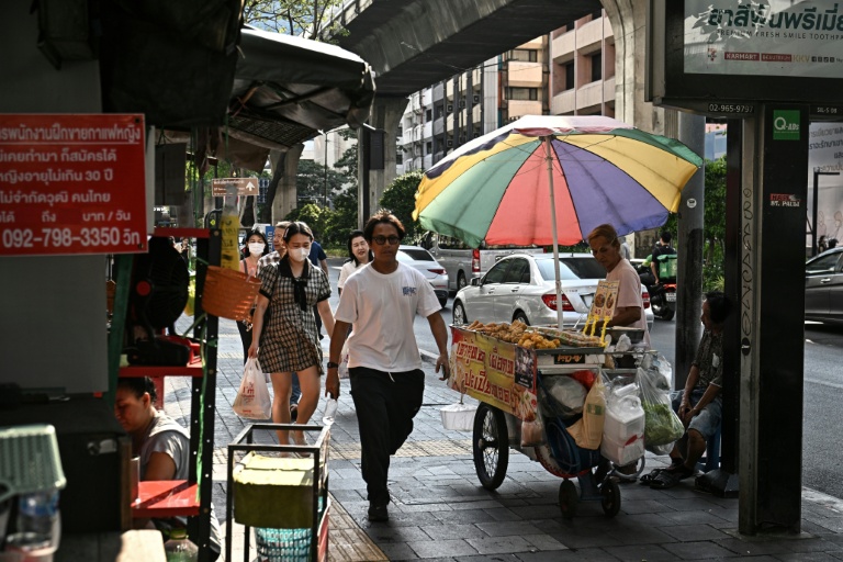 Un vendeur de rue, le 20 avril 2026 à Bangkok 