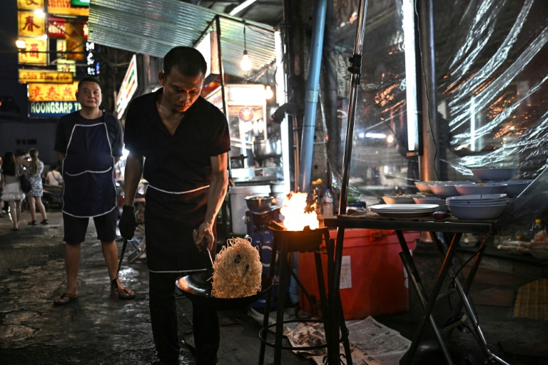 Un vendeur de rue prépare des nouilles sautées, le 29 avril 2026 à Bangkok 