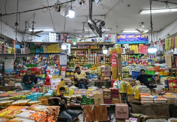 Des commerçants attendent des clients dans un marché de gros à Dacca, le 21 janvier 2026 