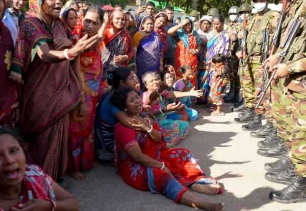 Des proches en deuil après qu'une fuite de gaz toxique a tué plusieurs ouvriers sur un chantier de démantèlement naval, à Chittagong, au Bangladesh, le 14 août 2026