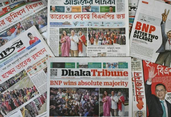 Des unes de journaux sur le résultat des élections législatives et la victoire du BNP, le 13 février 2026 à Dacca, au Banglades