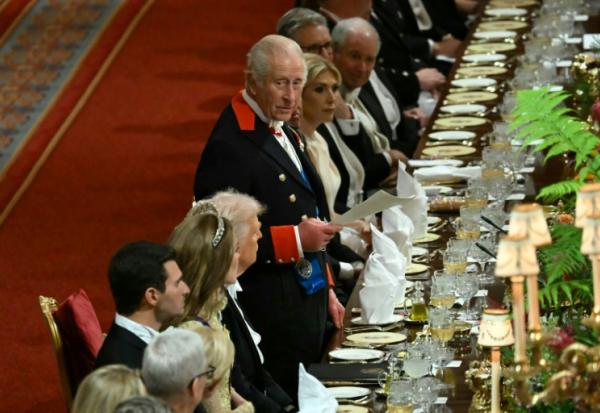 Le roi Charles III (c) prononce un discours lors d'un banquet d'État au château de Windsor, lors de la deuxième visite d'État du président américain Donald Trump, le 17 septembre 2025 à Windsor