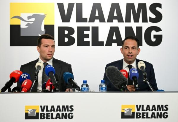 Le chef du RN, Jordan Bardella, aux côtés de Tom Van Grieken, à la tête du Vlaams Belang, à Bruxelles, le 11 juin 2026 