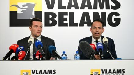 Le chef du RN, Jordan Bardella, aux côtés de Tom Van Grieken, à la tête du Vlaams Belang, à Bruxelles, le 11 juin 2026 