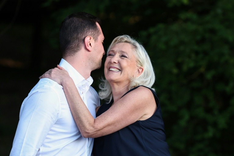 Le président du Rassemblement national (RN), Jordan Bardella (g), et la présidente du groupe parlementaire du Rassemblement national, Marine Le Pen, se donnent une accolade lors de la 