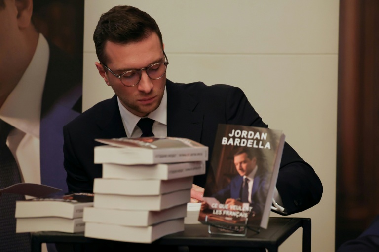 Le président du Rassemblement national (RN) Jordan Bardella lors d'une séance de dédicace de son livre au théâtre Marigny, le 28 octobre 2025 à Paris