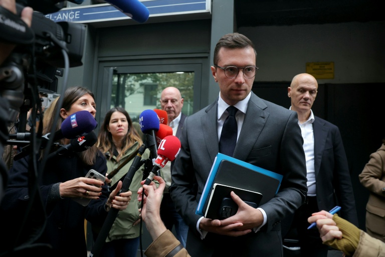Le président du Rassemblement national, Jordan Bardella, à la sortie du siège du parti d'extrême droite à Paris le 6 octobre 2025