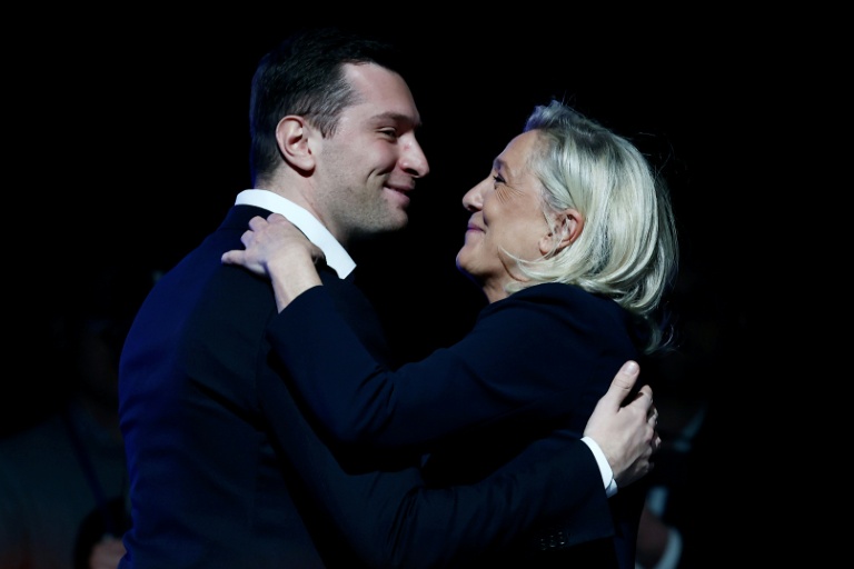 Jordan Bardella, président du Rassemblement national (RN), et Marine Le Pen, présidente du groupe parlementaire du RN, se donnent une  accolade après les résultats du 1er tour des élections municipales, le 18 mars 2026 à Châlons-en-Champagne, dans la Marne
