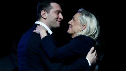 Jordan Bardella, président du Rassemblement national (RN), et Marine Le Pen, présidente du groupe parlementaire du RN, se donnent une  accolade après les résultats du 1er tour des élections municipales, le 18 mars 2026 à Châlons-en-Champagne, dans la Marne