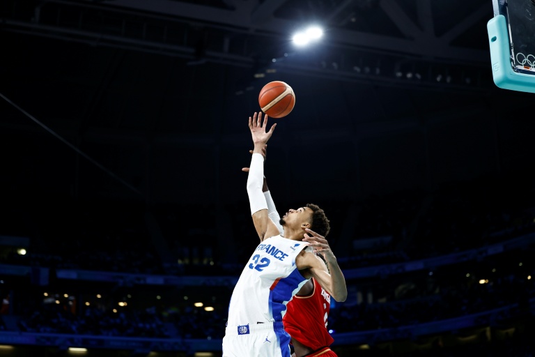 Victor Wembanyama lors d'un match de la France face à l'Allemagne aux JO de Paris, le 2 août 2024 à Villeneuve-d'Ascq