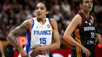 La capitaine française Gabby Williams (à gauche) en demi-finale de la coupe du monde de basket face à l'Allemagne, le 12 septembre 2026 à Berlin