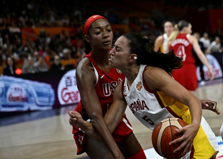 L'Américaine Angel Reese (G) lors de la victoire des Etats-Unis contre l'Espagne de Maite Cazorla (D) en demi-finale du Mondial de basket, le 12 septembre 2026 à Berlin