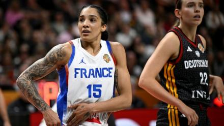 La capitaine française Gabby Williams (à gauche) en demi-finale de la coupe du monde de basket face à l'Allemagne, le 12 septembre 2026 à Berlin