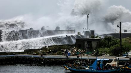 Mer déchaînée à Yilan, à Taïwan, à l'approche du typhon Bavi, le 10 juillet 2026 