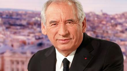 Le Premier ministre français François Bayrou pose avant une interview dans le journal télévisé du soir de la chaîne de télévision française TF1, à Boulogne-Billancourt, en périphérie de Paris, le 27 août 2025