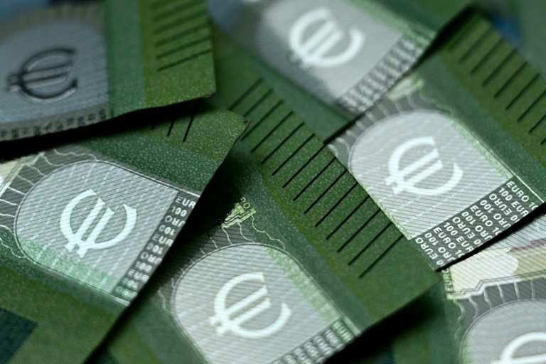 Le logo euro est visible sur des billets de cent euros, à Francfort, Allemagne, le 2 décembre 2025