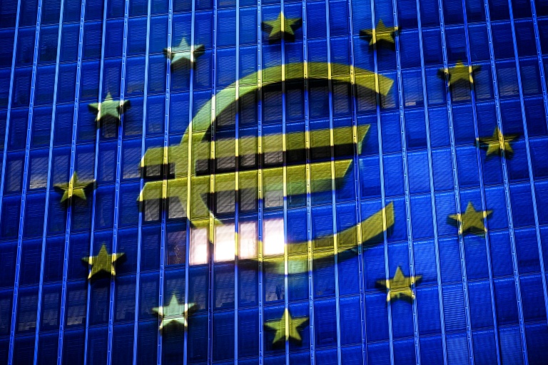 Le symbole de l'euro est projeté sur la façade de la Banque centrale européenne, à Francfort, Allemagne, le 30 décembre 2025 