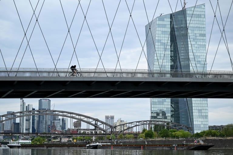 A droite, la tour de la BCE à Francfort, le 25 août 2026