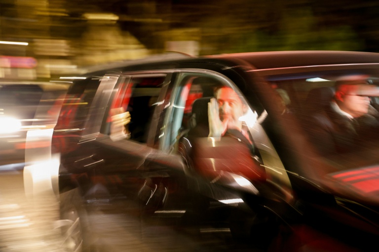 Voiture transportant des prisonniers politiques bélarusses libérés vers Vilnius, Lituanie, le 13 décembre 2025
B Belarusian street protest leader Maria Kolesnikova and Nobel Prize winner Ales Bialiatski walked free on on December 13, 2025 with 121 other political prisoners, released in an unprecedented US-brokered deal, rights groups announced.
